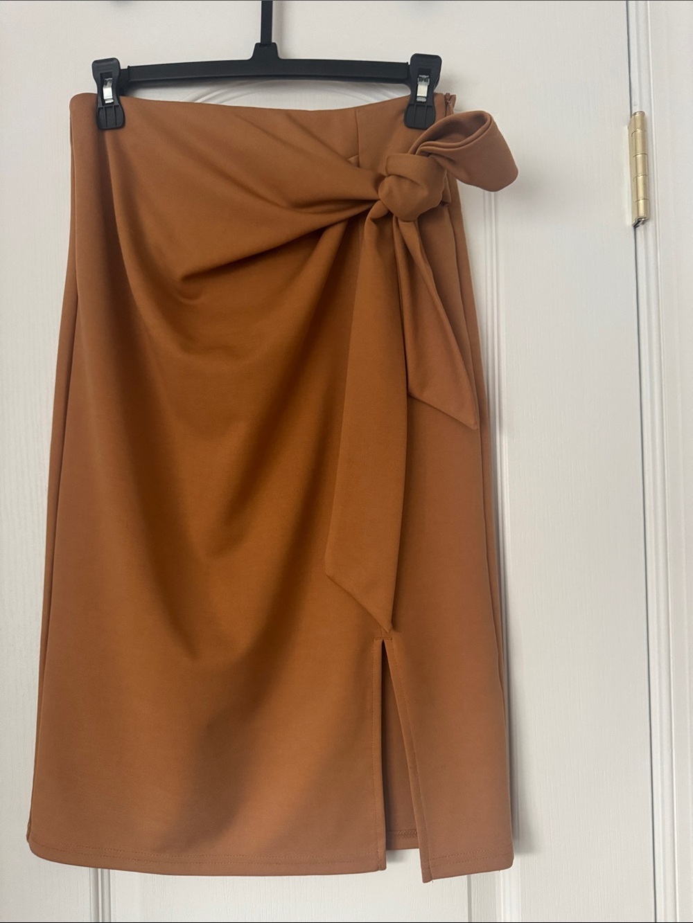Knot-Detail Midi Skirt in Camel Brown